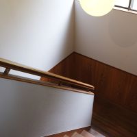 長崎県長崎市西山本町の売買物件/2階への階段。明るい。