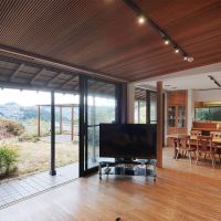 長崎県長崎市西山本町の売買物件/リビング全景。雑草を除去したおかげで、眺望もたのしめるようになりました。