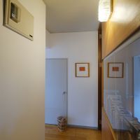 福岡市中央区赤坂の売買物件/玄関から入ってすぐの視点。決して気取らず、センスよく。
