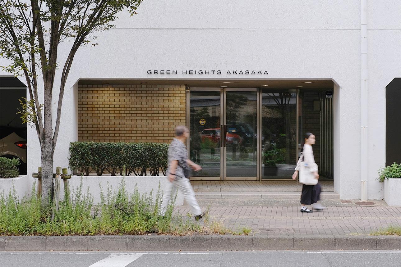 福岡市中央区赤坂の売買物件/マンションファサード。素敵に更新されたサインが所有欲を満たします。
