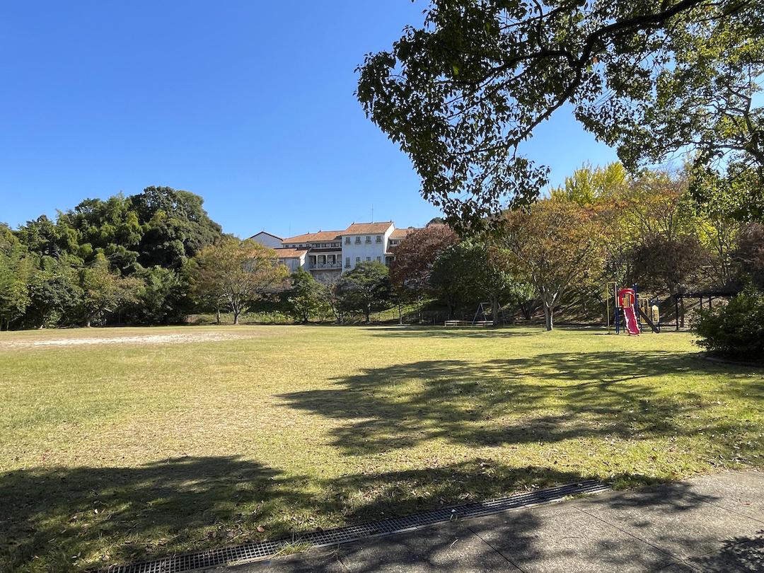 福岡市西区大字徳永の売買物件/目の前には広すぎる公園。