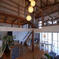 福岡県宗像市大島宇神崎の売買物件/玄関から見た様子。大きな窓と吹き抜けで視界が抜けて気持ちがいい。