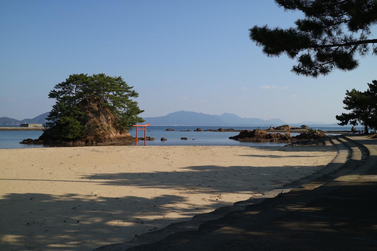 福岡県宗像市大島宇神崎の売買物件/夢の小夜島。松に覆われた小さな島は干潮時にだけ現れる「海の道」を通って参拝することも可能。