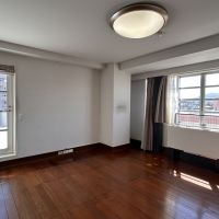 福岡市早良区百道浜の売買物件/二面採光の洋室。奥には..