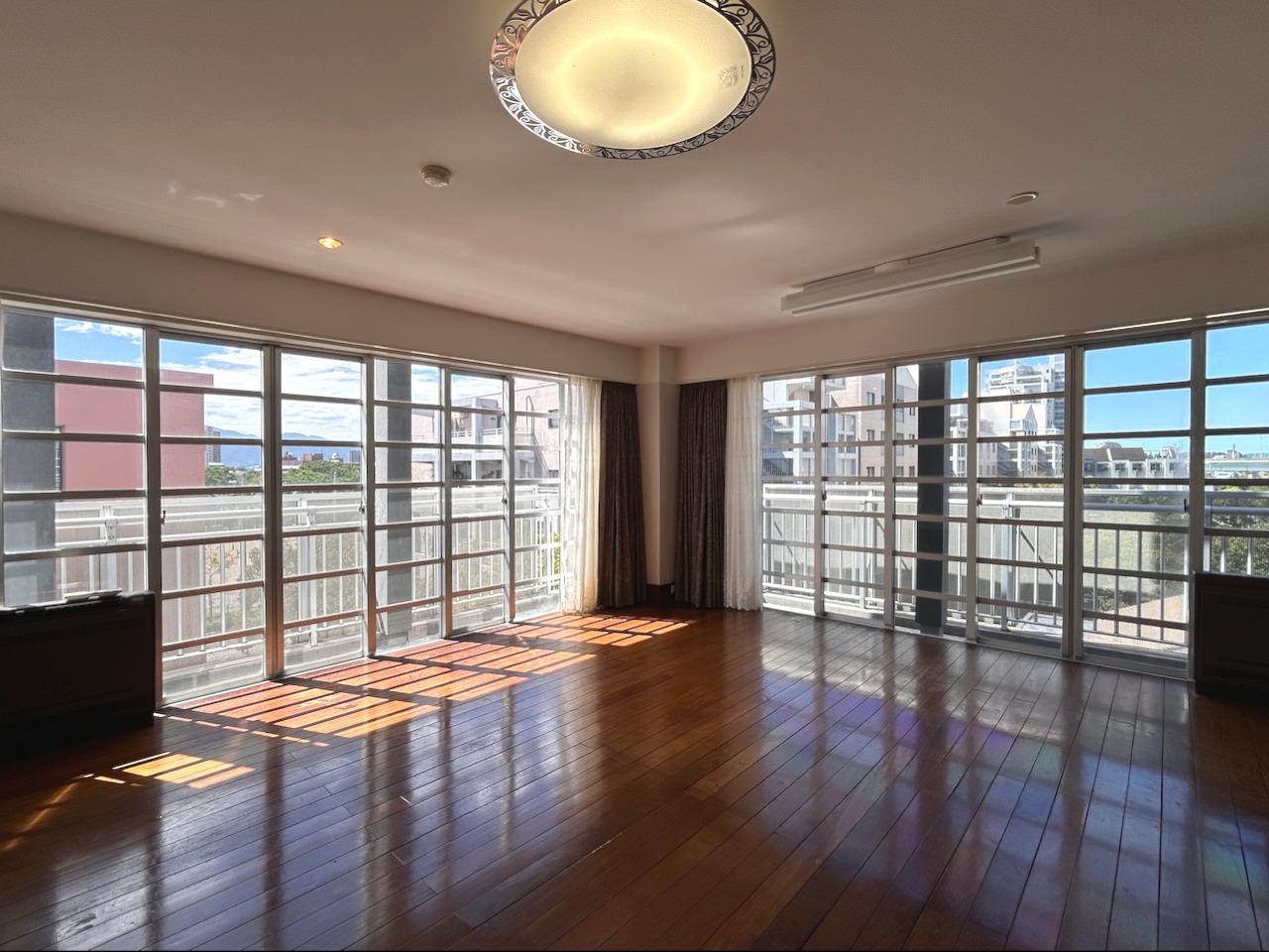 福岡市早良区百道浜の売買物件/二面採光で、かなり開放感のあるリビング。