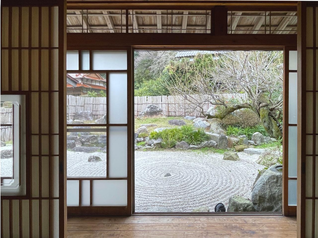 糸島市飯原の売買物件/室内から見える日本庭園。京都にいかずとも楽しめるようにとオーナーがこだわってつくりました。