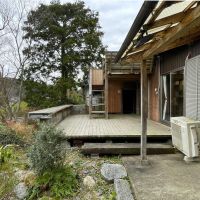 糸島市飯原の売買物件/ウッドデッキになにやら階段が・・・。