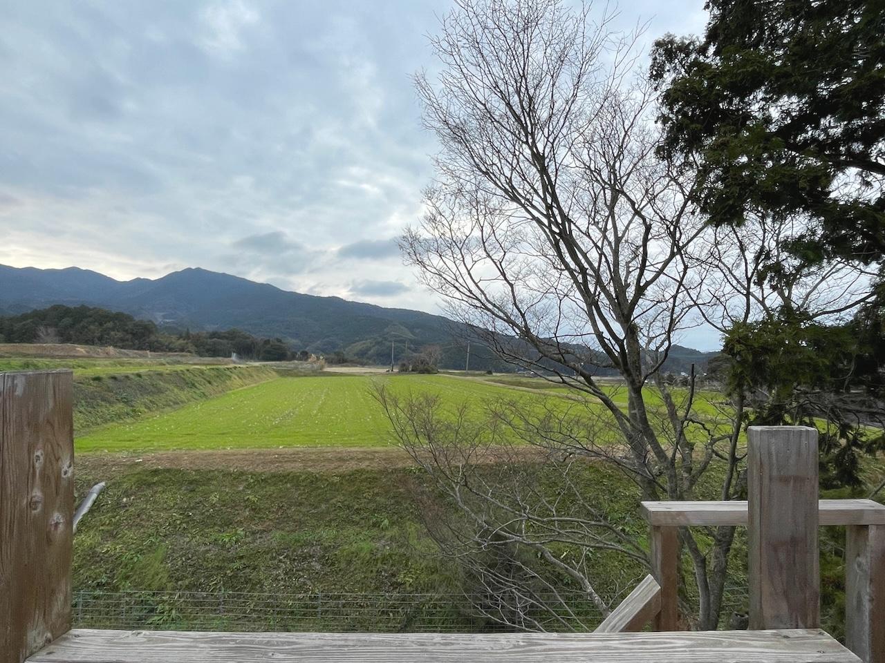 糸島市飯原の売買物件/座ると時を忘れてリラックスできます。（ちなみにここでオーナーと打ち合わせしました。）