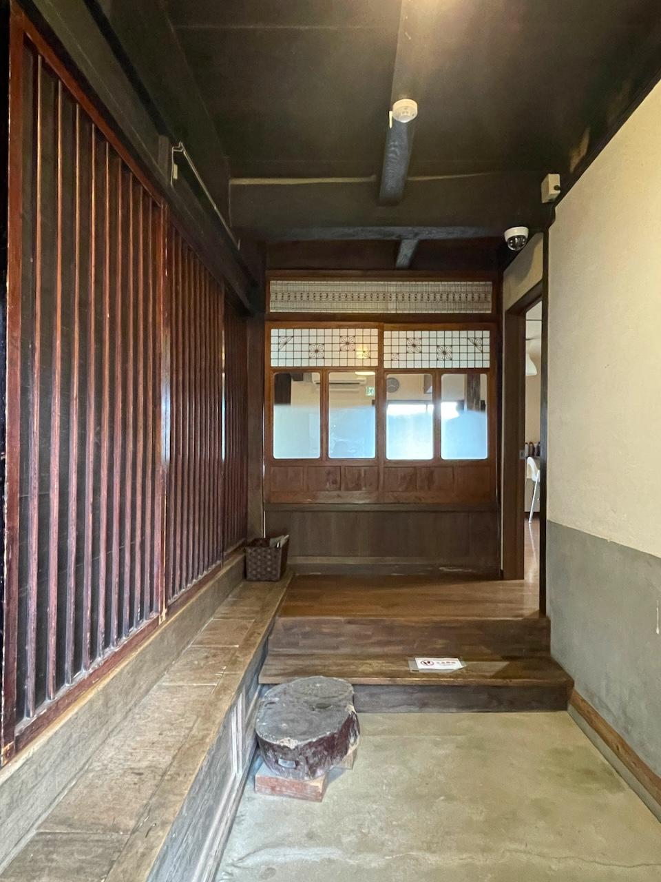 糸島市飯原の売買物件/玄関。昔ならではの土間です。