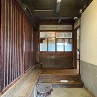 糸島市飯原の売買物件/玄関。昔ならではの土間です。