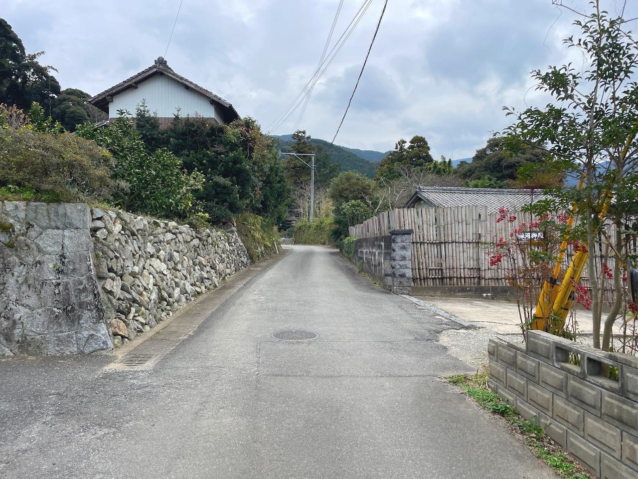 糸島市飯原の売買物件/物件前の道路。静かで昔ながらの風景。