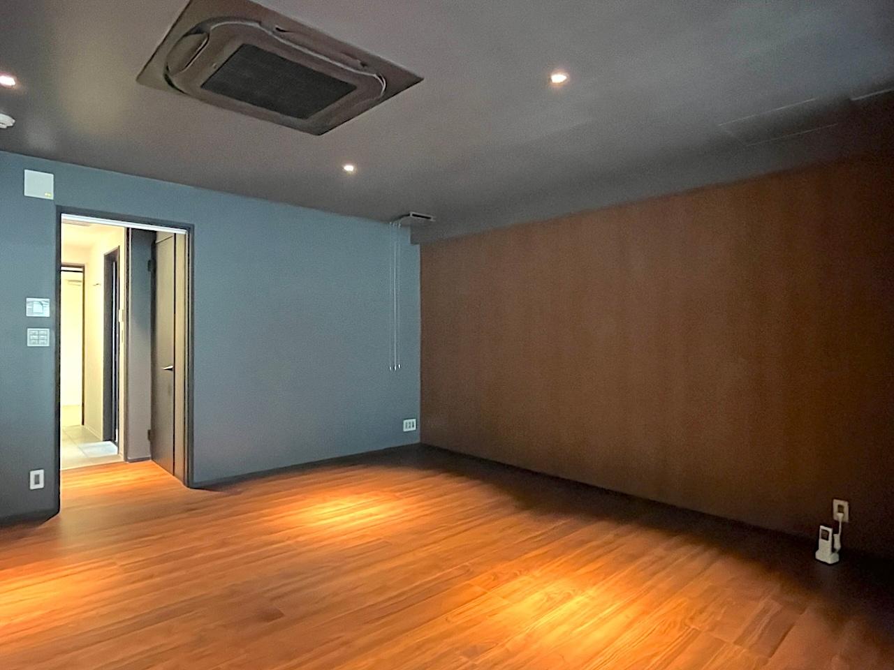 福岡市中央区薬院の賃貸物件/寝室の奥からサニタリーへ。