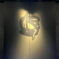 福岡市中央区薬院の賃貸物件/共用の玄関扉にあるアート