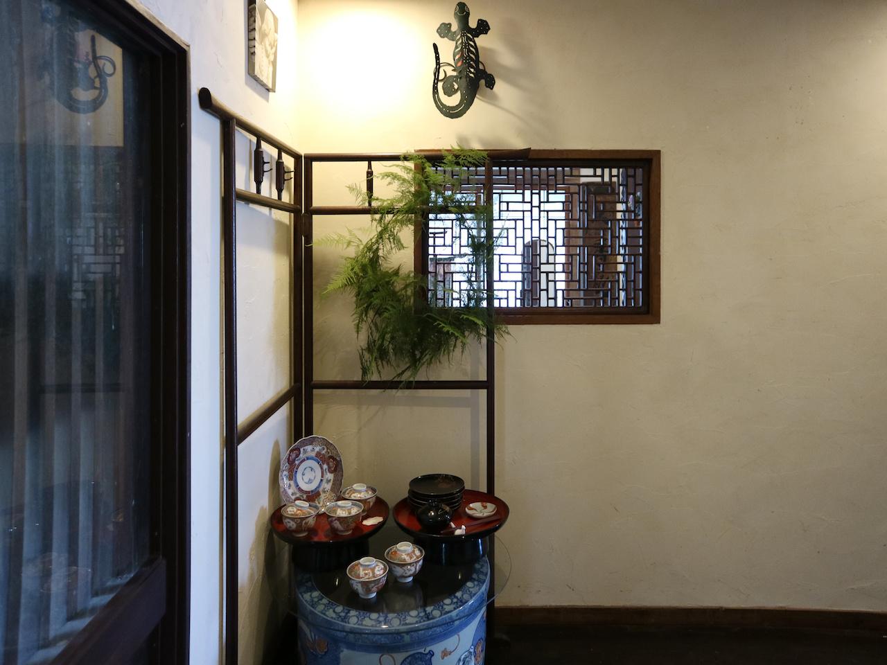 福岡県北九州市小倉北区妙見町の売買物件/和室と玄関の間には装飾が美しい灯り取りの窓が設置されています。