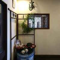 福岡県北九州市小倉北区妙見町の売買物件/和室と玄関の間には装飾が美しい灯り取りの窓が設置されています。