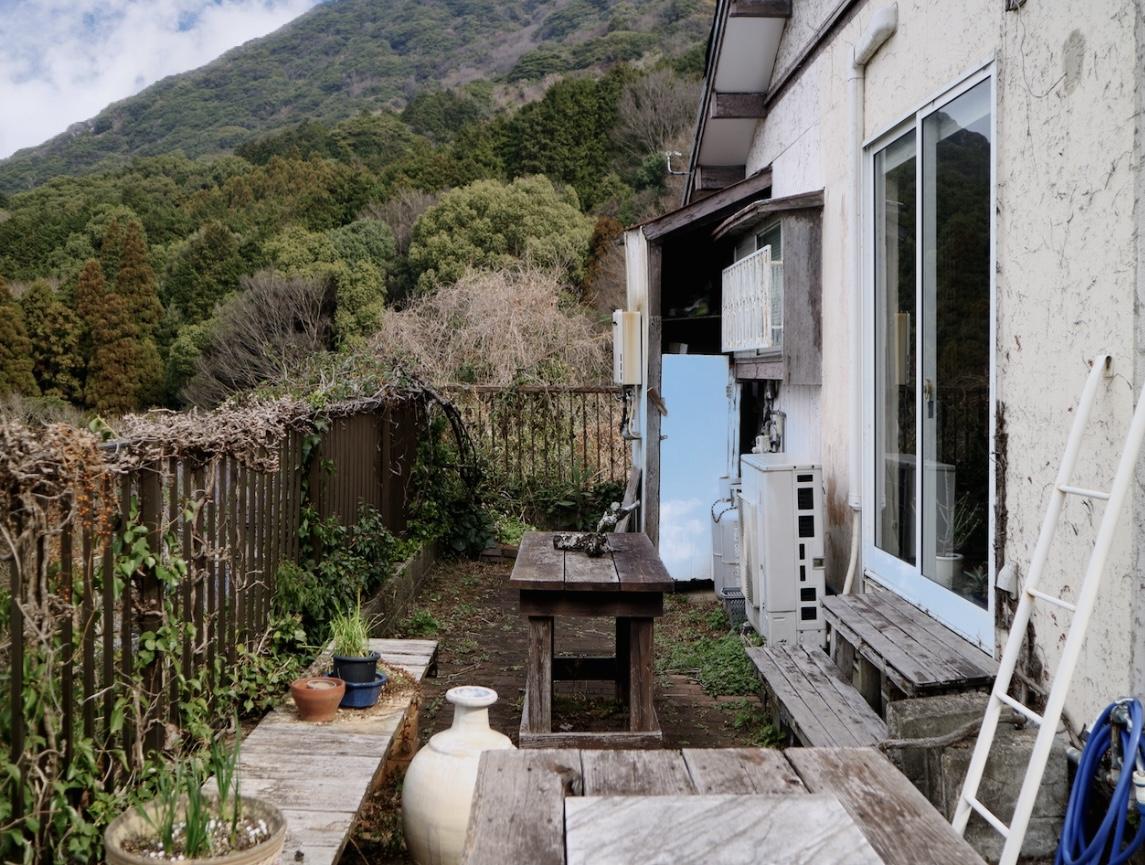 福岡県北九州市小倉北区妙見町の売買物件/右手には緑豊かな山々が。