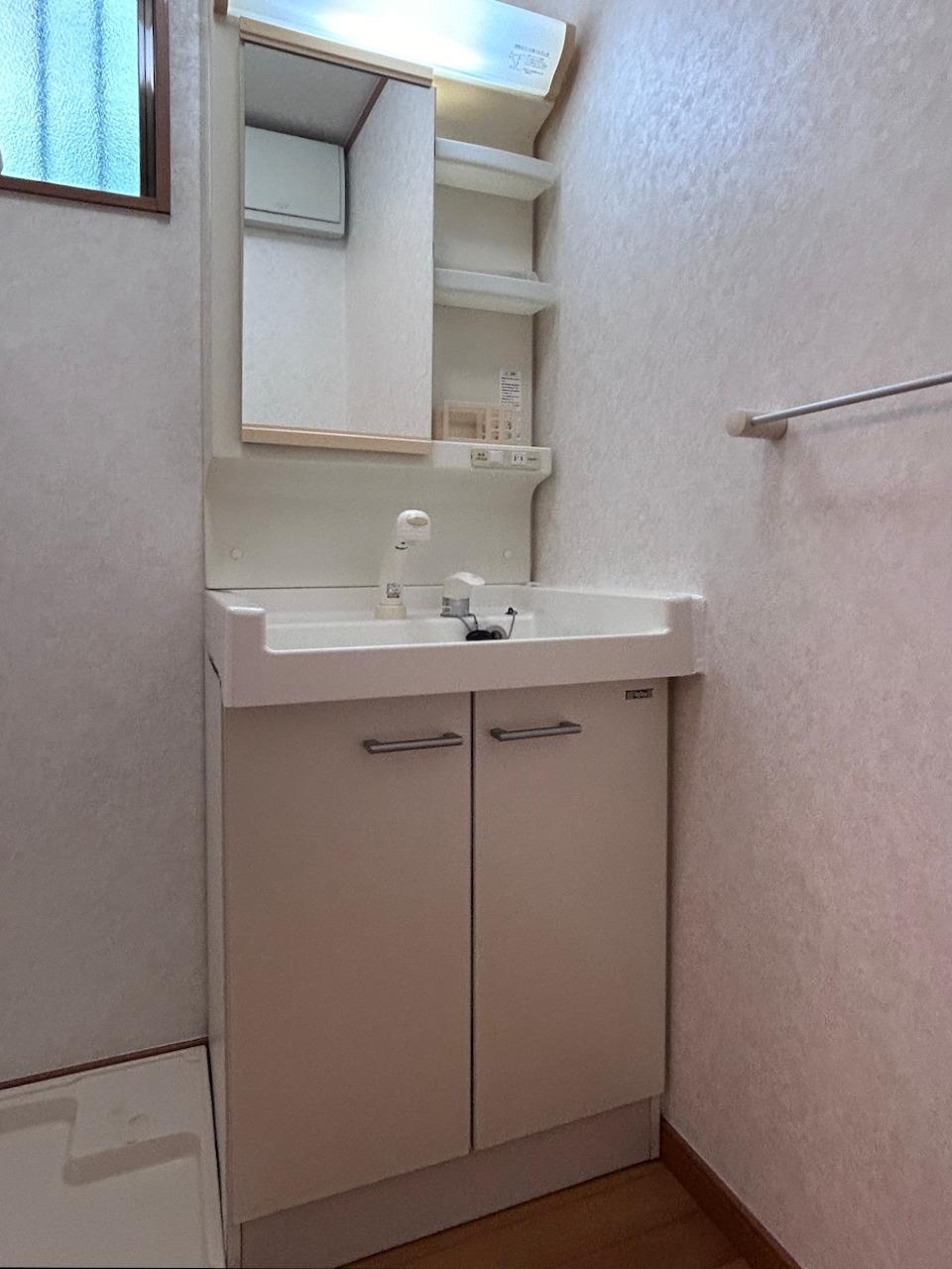 福岡市中央区桜坂の賃貸物件/洗面台はコンパクトです。