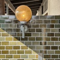 福岡市城南区神松寺の賃貸物件/玄関横の照明とレトロタイルのバランスが好き。