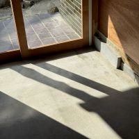 福岡市城南区神松寺の賃貸物件/玄関は大きな木枠ガラス冊子を採用。