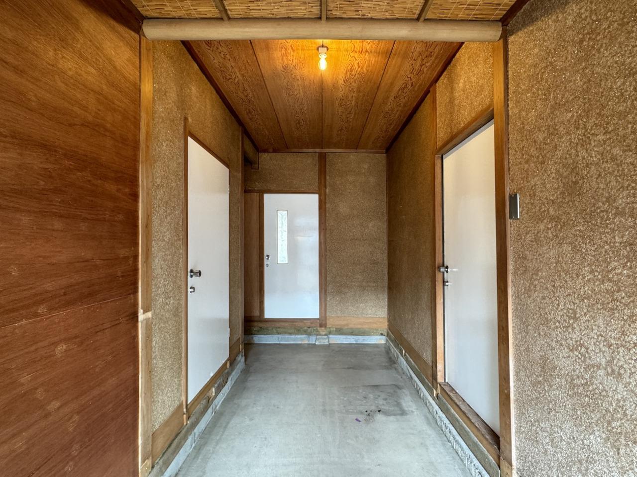 福岡市城南区神松寺の賃貸物件/正面奥の扉が今回の区画です。