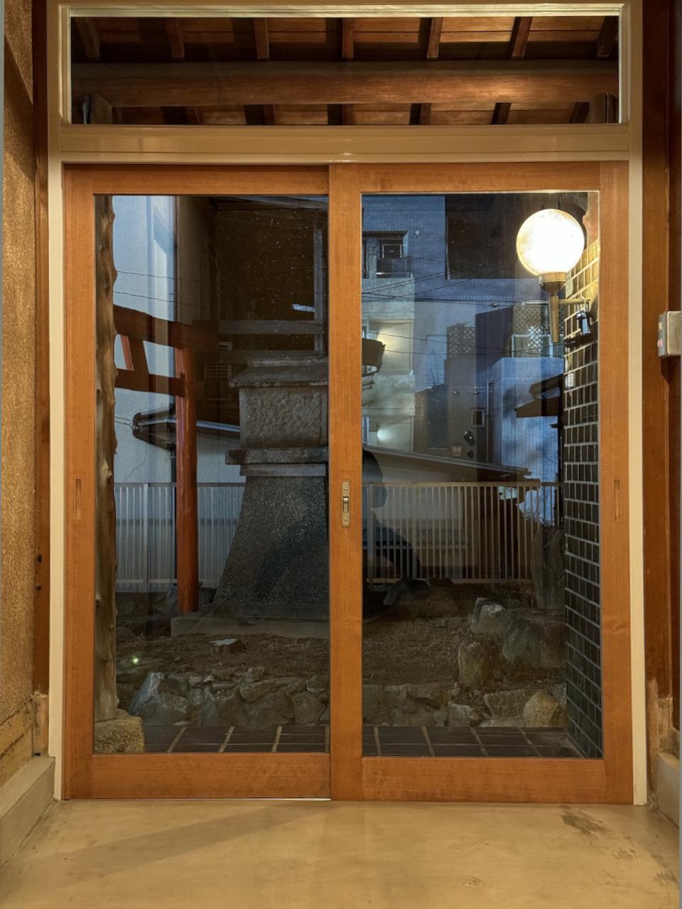 福岡市城南区神松寺の賃貸物件/ガラス張りで良い雰囲気の共有玄関。