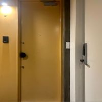 福岡市博多区古門戸町の賃貸物件/玄関入り口は薄黄色。右側の白い扉を開けるとランドリースペース。