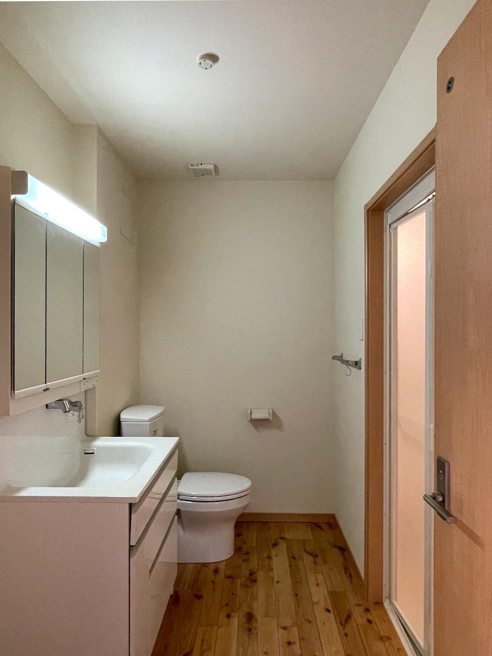 糸島市荻浦の賃貸物件/2階に洗面所とトイレ。トイレは1階にもあります。