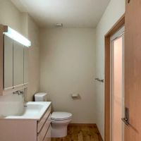 糸島市荻浦の賃貸物件/2階に洗面所とトイレ。トイレは1階にもあります。