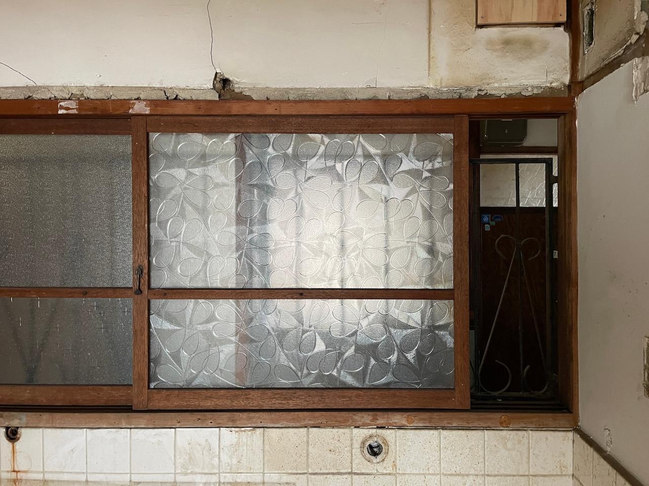 福岡市中央区渡辺通の賃貸物件/こちらの窓も建築当時のまま。ぜにそのまま活用してほしい。（C.D区画タイプ）