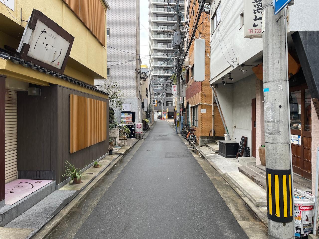 福岡市中央区渡辺通の賃貸物件/目の前の通りはこんな感じ。今このあたり人気なんですよ。