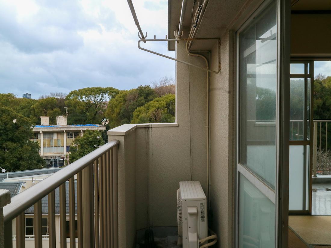 福岡市中央区六本松3丁目の賃貸物件/ルーフバルコニーだけじゃなく、コンパクトなベランダもあります。洗濯物はこっちにどうぞ。