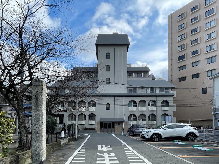 福岡市中央区六本松3丁目の賃貸物件/アールを描いた開口と真ん中が突き出したフォルムは、可愛らしすぎます。