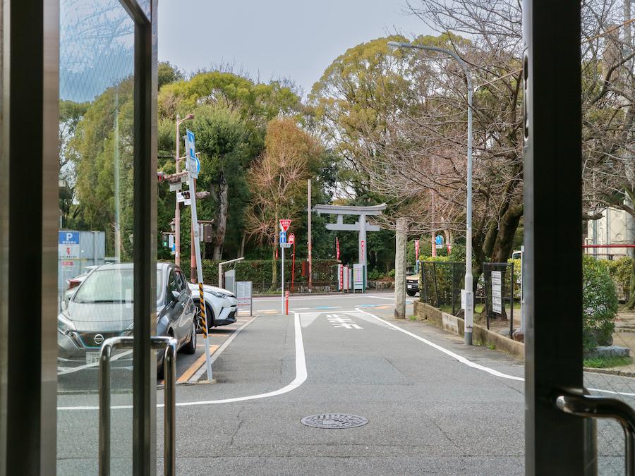 福岡市中央区六本松3丁目の賃貸物件/エントランスを出れば護国神社が目の前です。