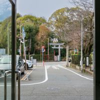 福岡市中央区六本松3丁目の賃貸物件/エントランスを出れば護国神社が目の前です。