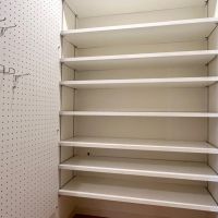 福岡市南区多賀の売買物件/シューズクローゼット。可動式の棚です。