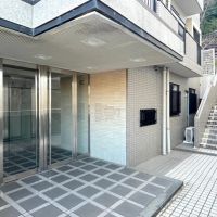 福岡市南区多賀の売買物件/階段を降りてから玄関エントランス。現在大規模修繕中です。