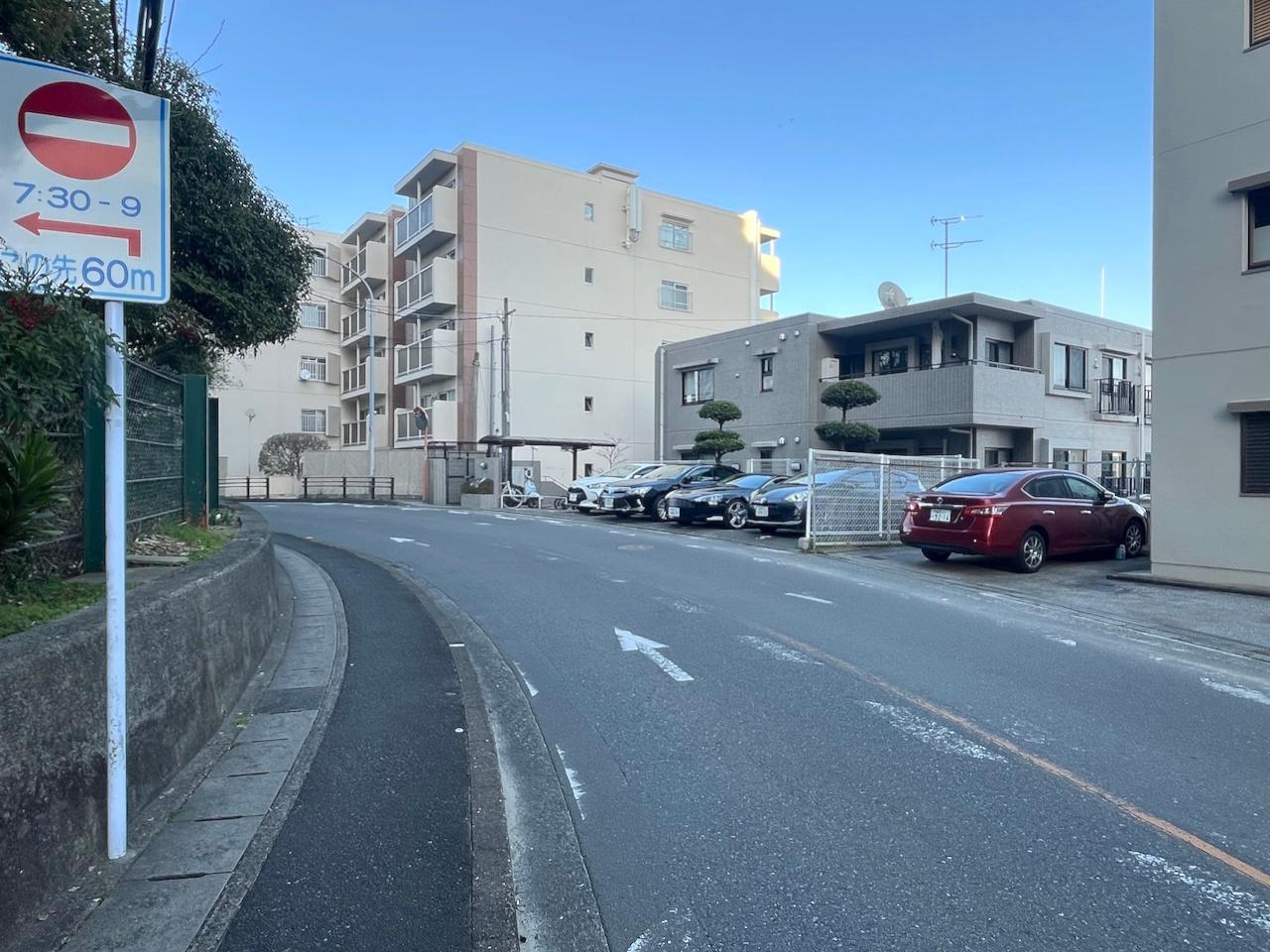 福岡市南区多賀の売買物件/高宮駅から坂を上がりてっぺんあたりにあるマンションです。入り口は3階。