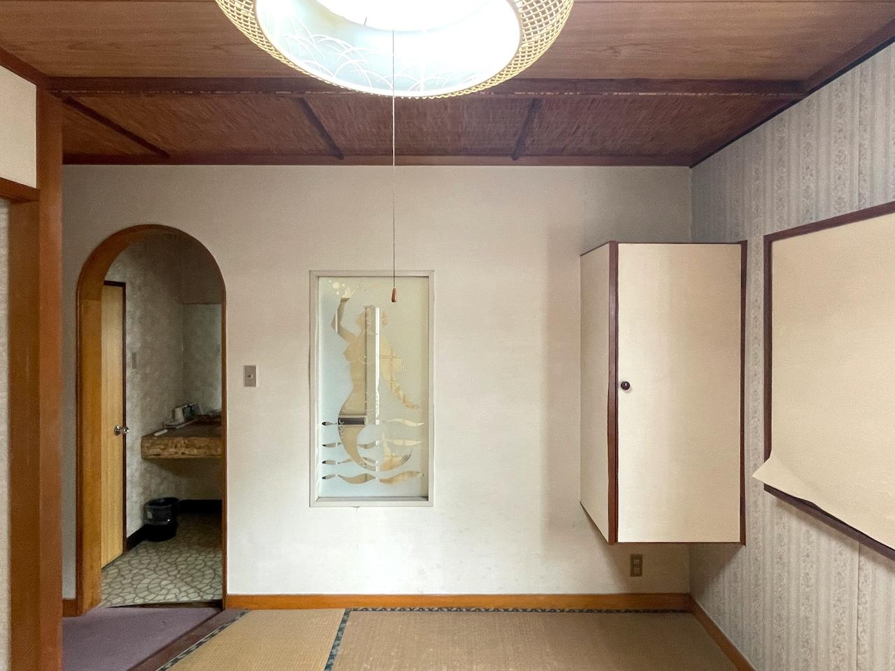 福岡県大牟田市住吉町の賃貸物件/アーチの向こうにトイレと浴室（使用できません）。