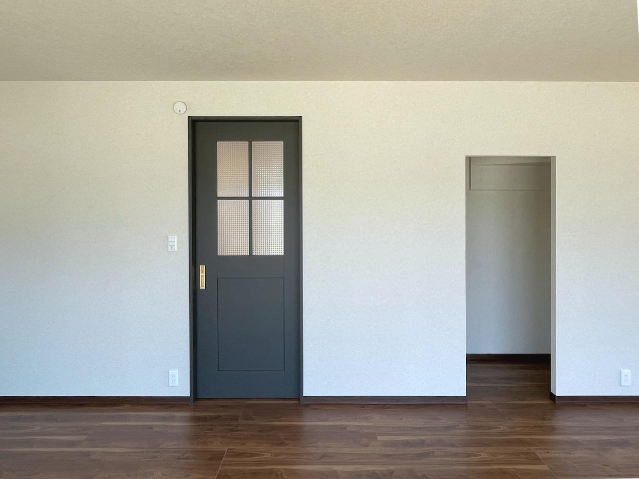 福岡市西区横浜の賃貸物件/1階区画。こだわりのヴィンテージ調の建具。ちなみに右の開口は店舗を想定してトイレを設置することが可能です。