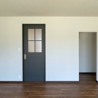 福岡市西区横浜の賃貸物件/1階区画。こだわりのヴィンテージ調の建具。ちなみに右の開口は店舗を想定してトイレを設置することが可能です。