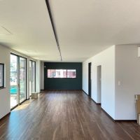 福岡市西区横浜の賃貸物件/1階区画。窓を玄関扉に変えたり、右手にキッチンを設置したり、あらゆる想定をして配管や補強をしております。