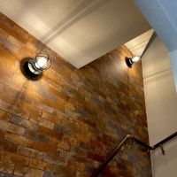 福岡市西区横浜の賃貸物件/階段。オーシャンフロントにぴったりなアクセントクロスと照明。