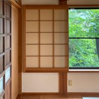 大分県別府市大字鶴見字角山の売買物件/畳のない半洋風の日本家屋に合うようにこだわってつくられた障子。枠を通常より細くすることでグッとモダンな雰囲気に。