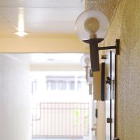 福岡市中央区赤坂の賃貸物件/玄関前の照明もかわいい。夜はもっと良いはず。