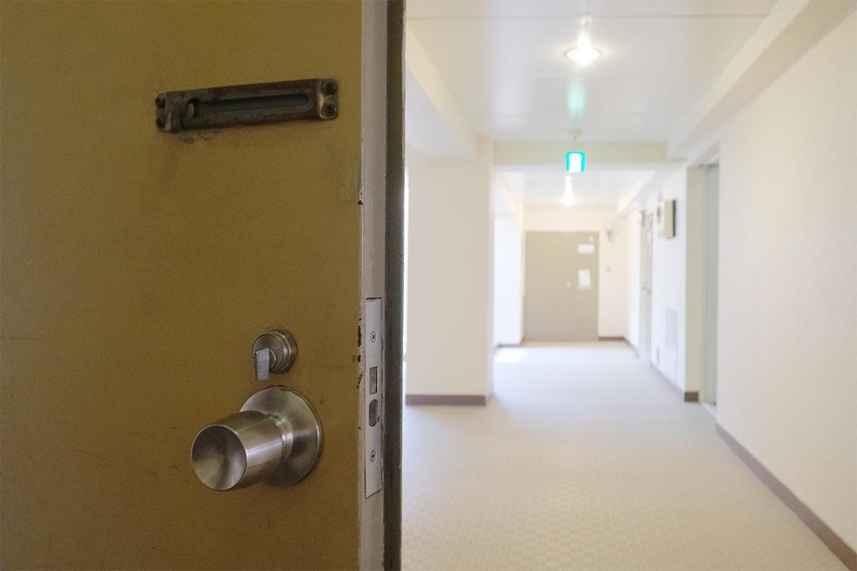 福岡市中央区赤坂の賃貸物件/時を経て、渋さが増した玄関ドア。