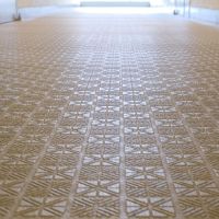 福岡市中央区赤坂の賃貸物件/共用廊下の床材。懐かしい雰囲気のパターンと色使い。