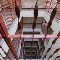 福岡市中央区赤坂の賃貸物件/共用部中央の吹き抜け。エンジの鉄柵がインパクト大