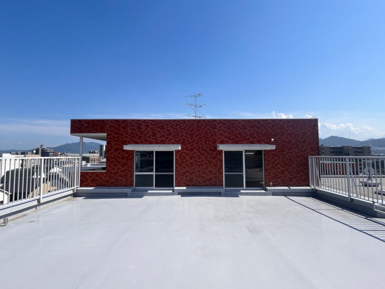 福岡市西区下山門の賃貸物件/最上階のペントハウス。青空と煉瓦色の建物のコントラストが良い感じ。