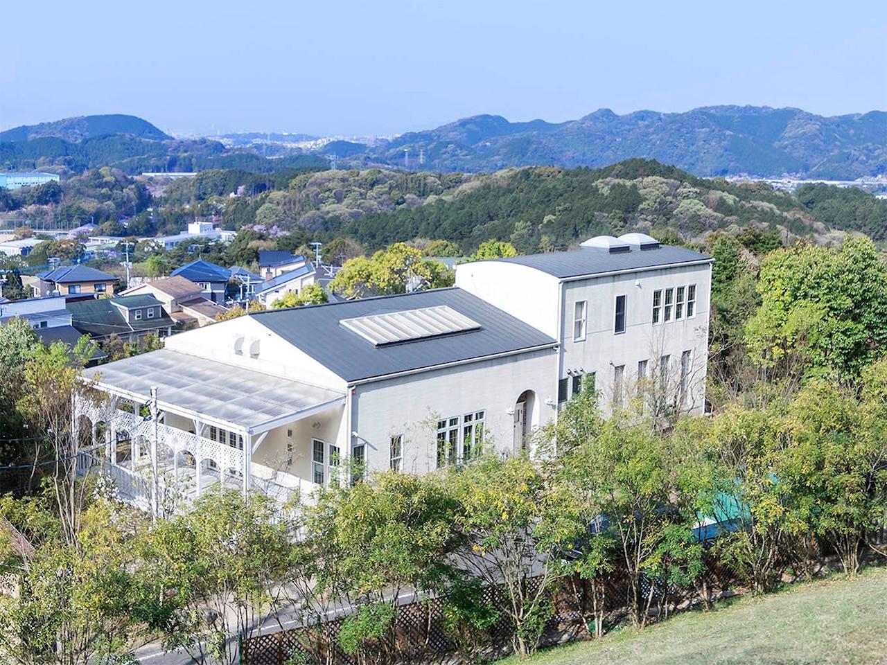 糟屋郡久山町久原 の売買物件/森に囲まれた白邸。住宅街とは思えません。