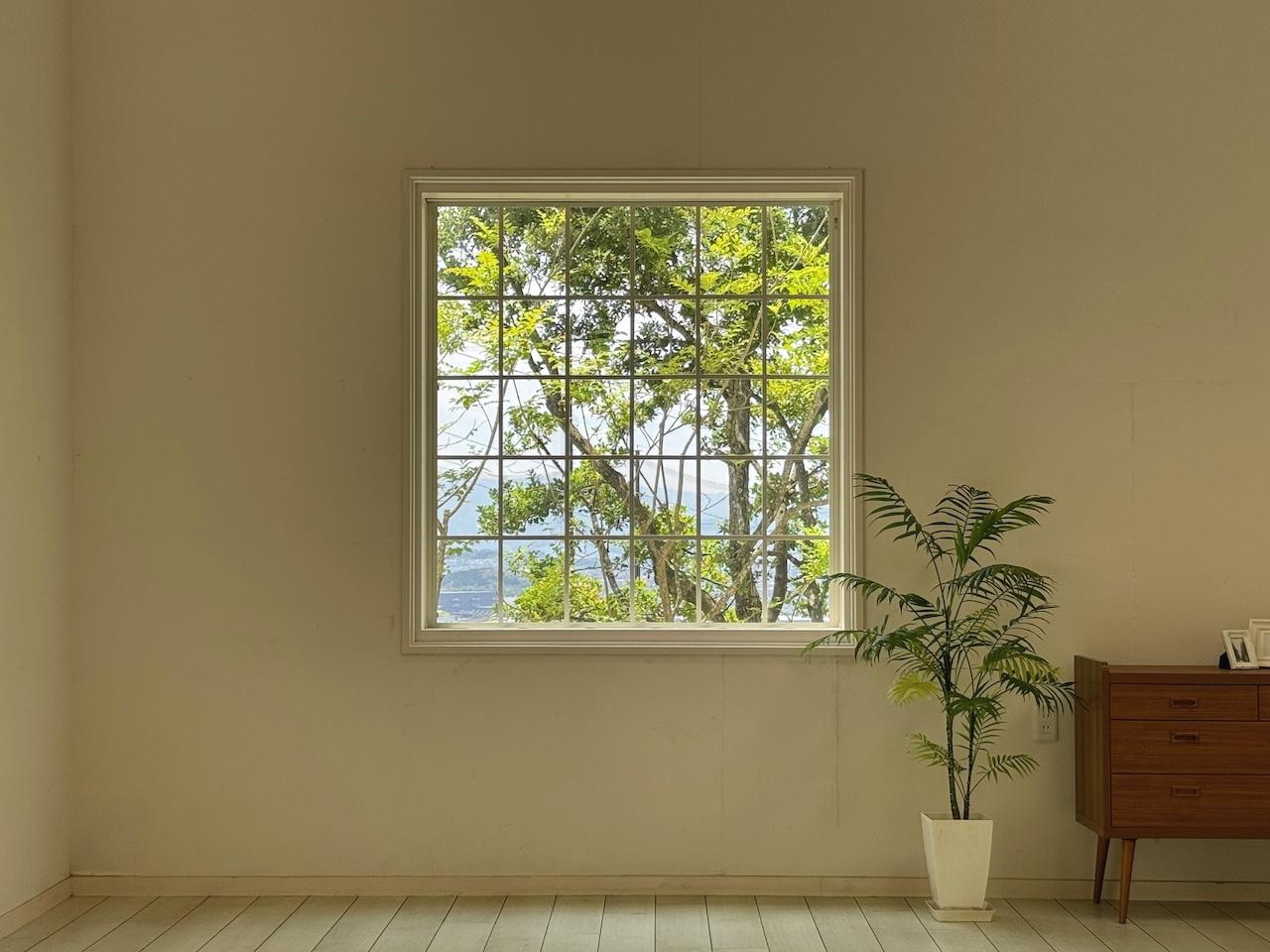糟屋郡久山町久原 の売買物件/様々な形の窓が点在してます。こちらは正方形。